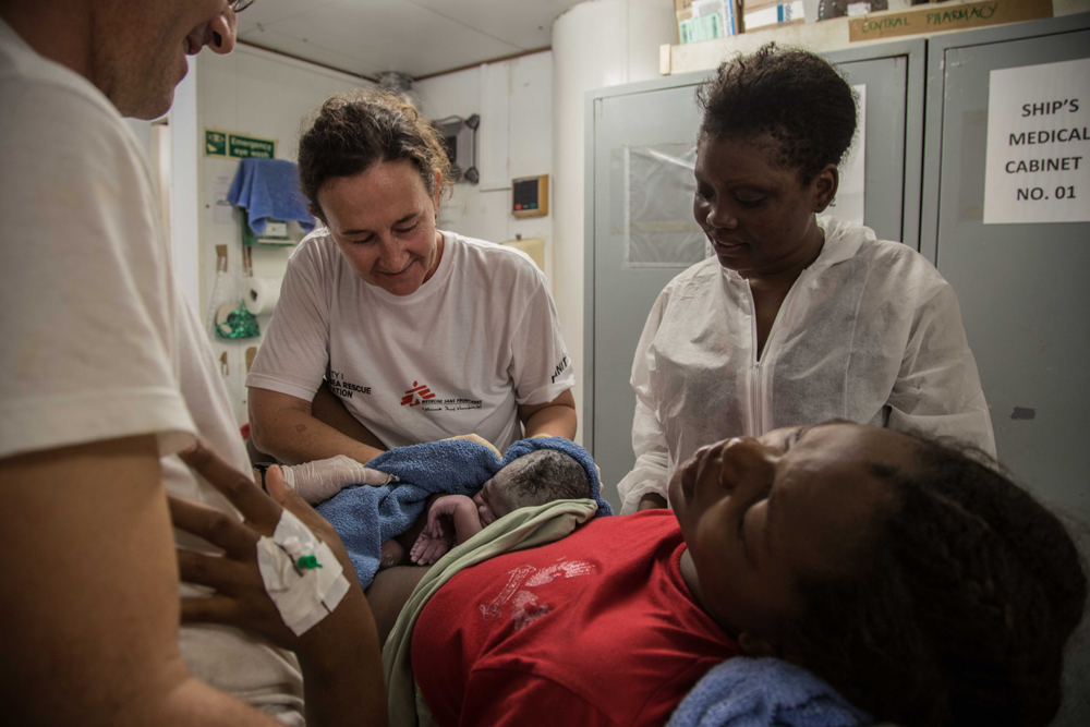 Astrid, matrona de MSF, asiste a Collins en el parto.