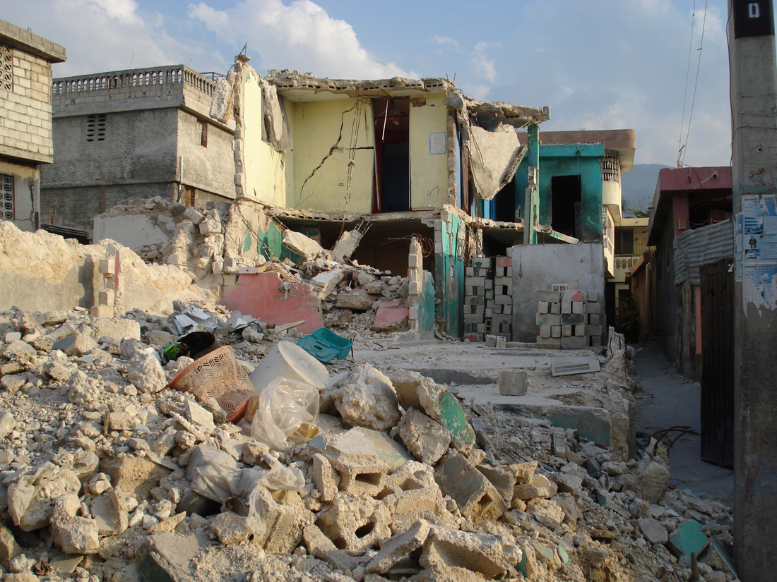 Varias viviendas destruidas después del terremoto que asoló la capital en enero de 2010 / Fotografía: Javier Fariñas Martín-AIN