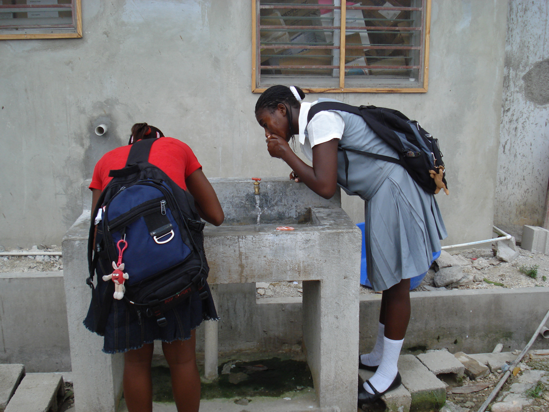 Dos niñas se lavan en un colegio de Puerto Príncipe / Fotografía: Josean Villalabeitia
