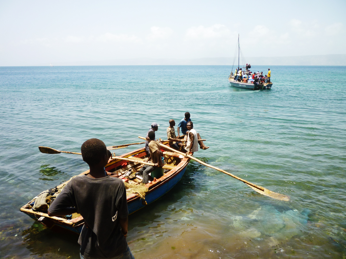 Dos barcas cercanas al puerto de la capital, Puerto Príncipe / Fotografía de Josean Villalabeitia