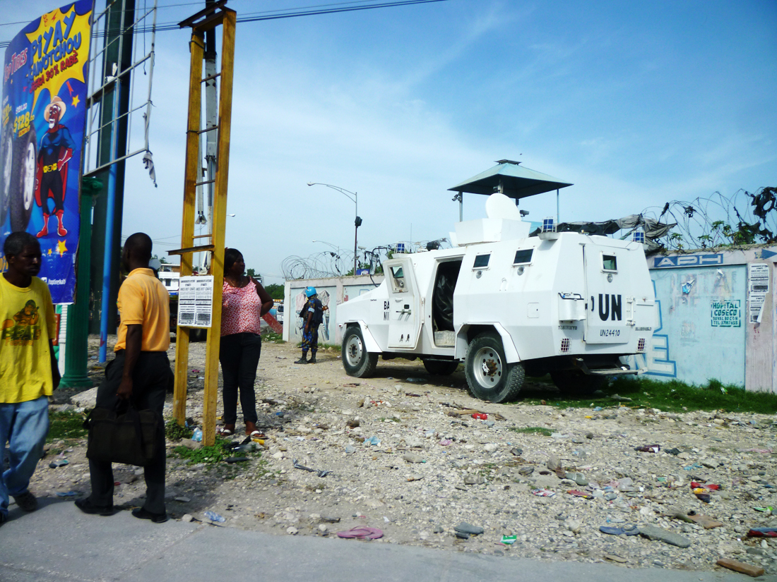 Una tanqueta de la misión de Naciones Unidas en Puerto Príncipe, presente en el país desde el año 2004 con las revueltas sociales que acabaron con Aristide. 