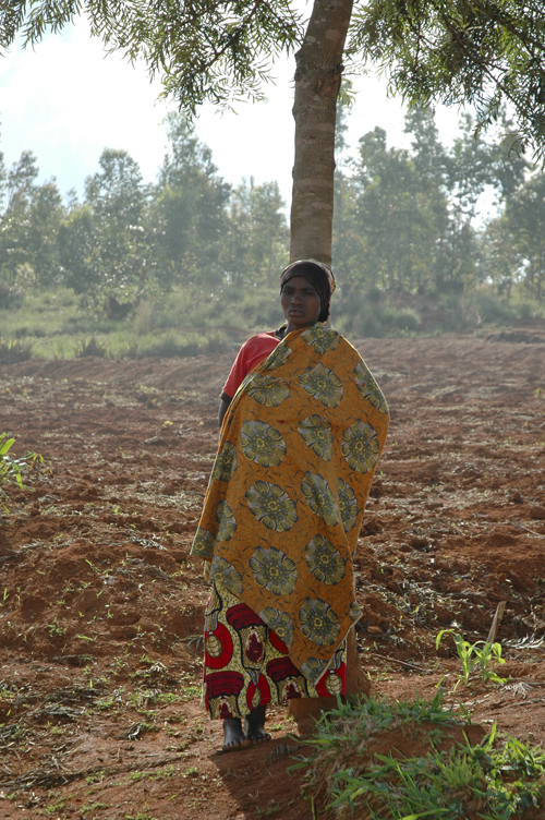 Una mujer de la comunidad tua de Mwaro Ngundu espera apoyada en un árbol. En la actualidad, los tuas son apenas un uno por ciento de la población de Burundi / Fotografía: Javier Fariñas Martín
