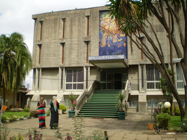 Fachada del Museo Nacional de Etiopía, en Adís Abeba, donde se colocó un modelo representativo de Lucy / Fotografía: P. Juan González Núñez