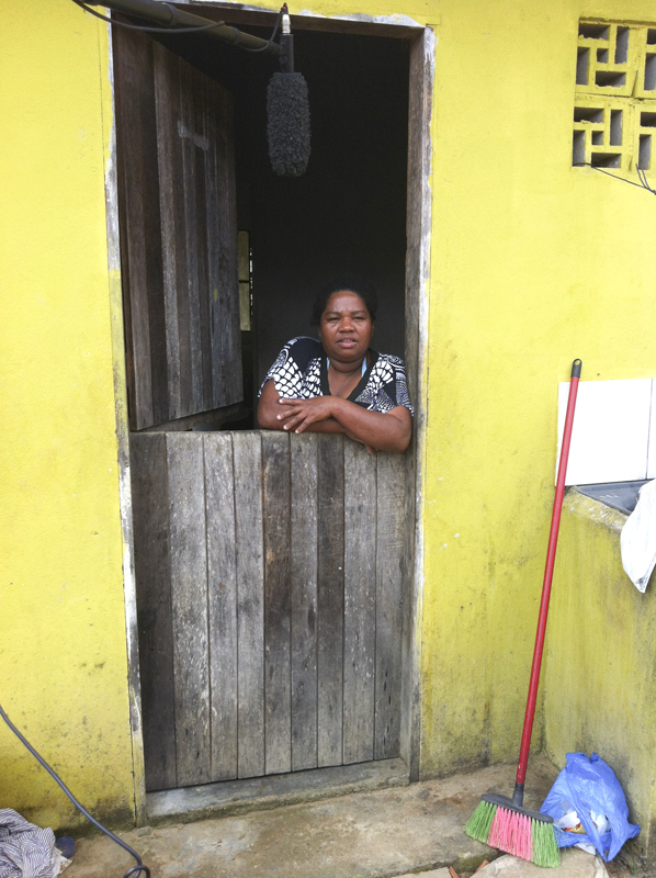 Flavia Josefa en la puerta de su casa / Fotografía: Santiago Riesco
