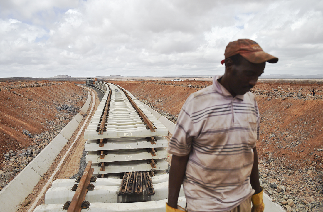 Un operario en los trabajos de construcción de la vía ferroviaria que unirá Yibuti con Adís Abeba.