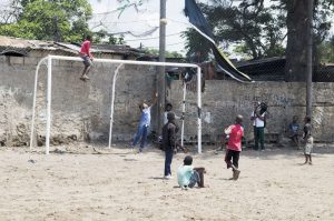 Un grupo de niños jugando al fútbol en el "estadio nacional" / Fotografía Javier Fariñas Martín