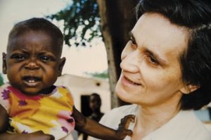 María Pedrón con un niño en brazos