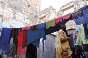 Joven tendiendo ropa.